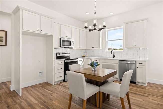 Building Photo - 802 S Creek St