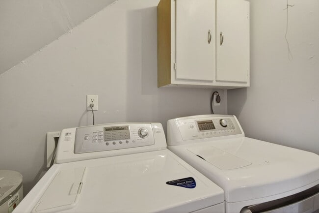 Building Photo - 207 Choisy Crescent