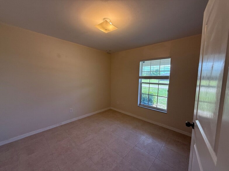 Building Photo - HALF OFF FIRST MONTH!!!! 3/2 Single Family Home!!!!