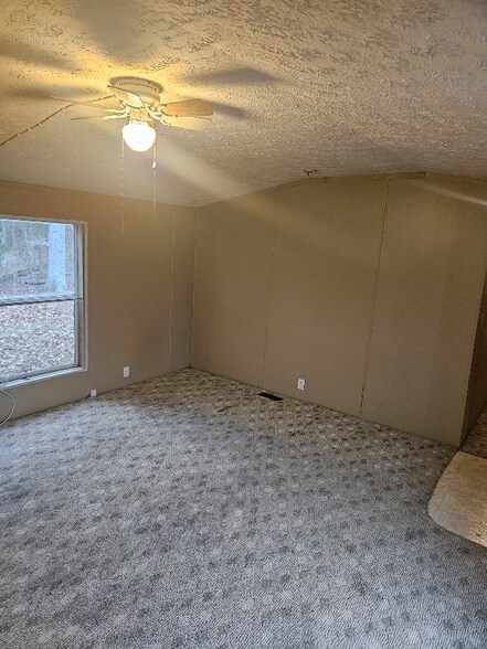 Building Photo - 910 Roach Rd