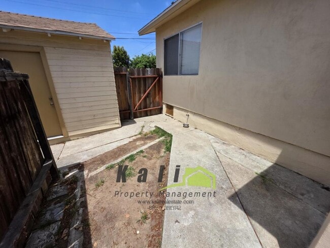 Building Photo - 2128 Flintridge Dr