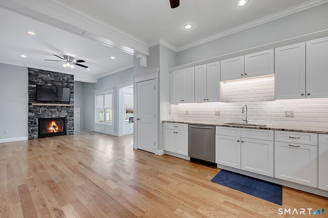 Building Photo - 137 Knowles Ave