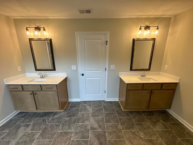 Building Photo - 5 Bedroom 3 Bathroom House