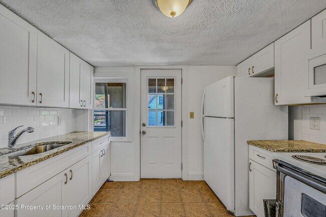 Building Photo - 934 Woodlawn St