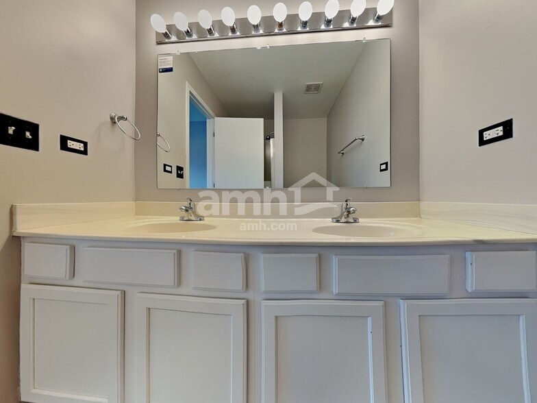 Building Photo - 318 Whitmore Trl