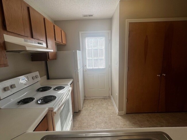 Building Photo - Spacious North Raleigh Townhouse! Pool! Lo...