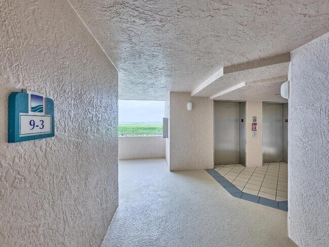 Building Photo - 5051 N Hwy A1A