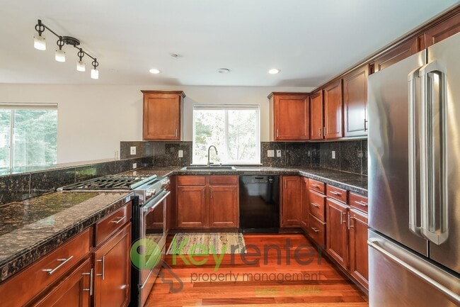 Building Photo - Stunning 3 Bed, 3.5 Bath Seattle Home with...