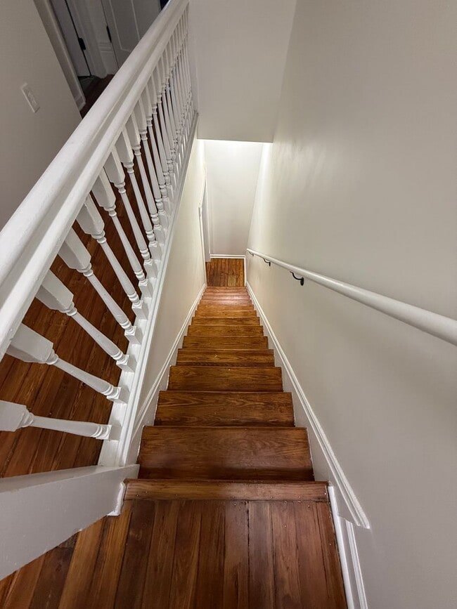 Building Photo - 3-Bedroom, 2.5-Bath Spacious Townhome located in Merion Village