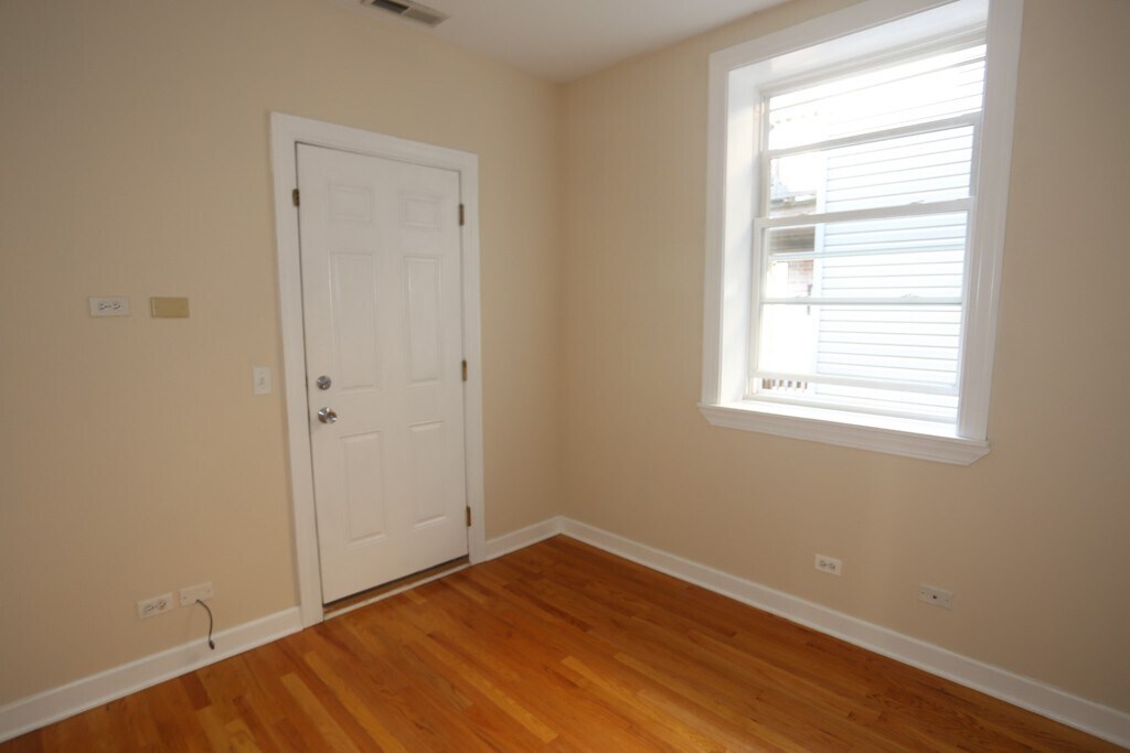 Building Photo - 3257 N Clifton Ave