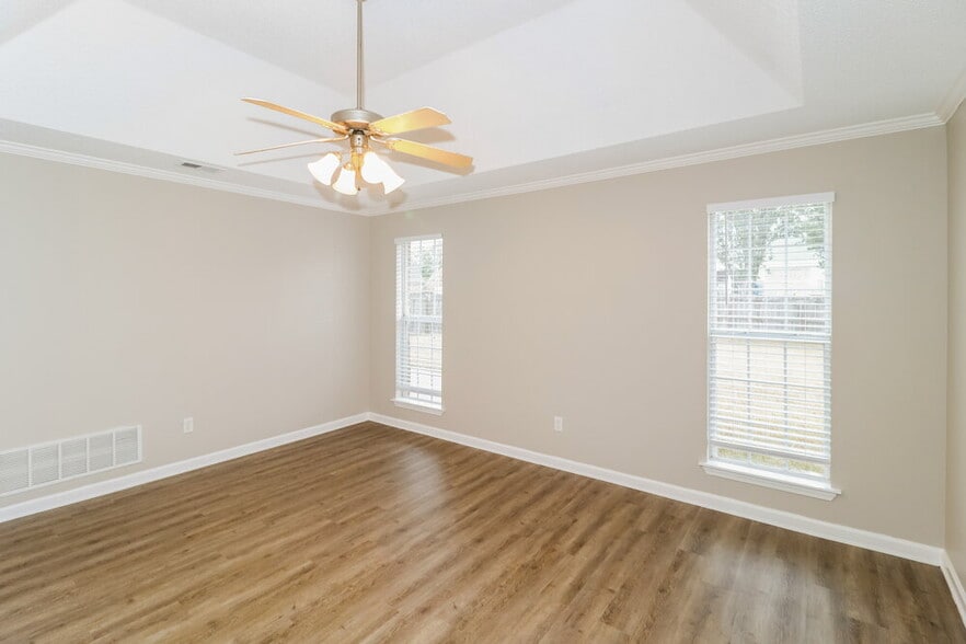 Building Photo - 6499 Sandbourne E