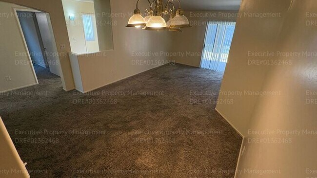 Building Photo - 4 bedroom 2 bathroom split wing home in North Bakersfield