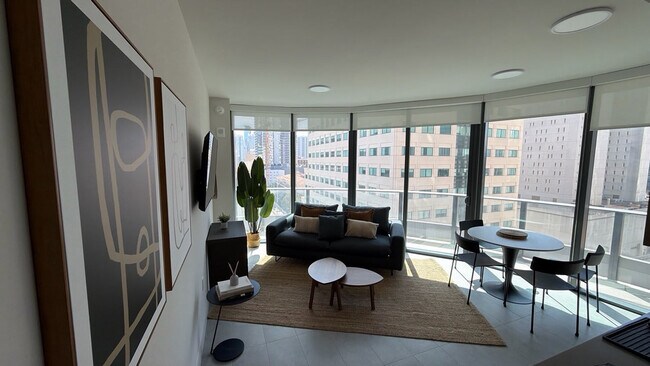 Building Photo - 121 NE 5th St