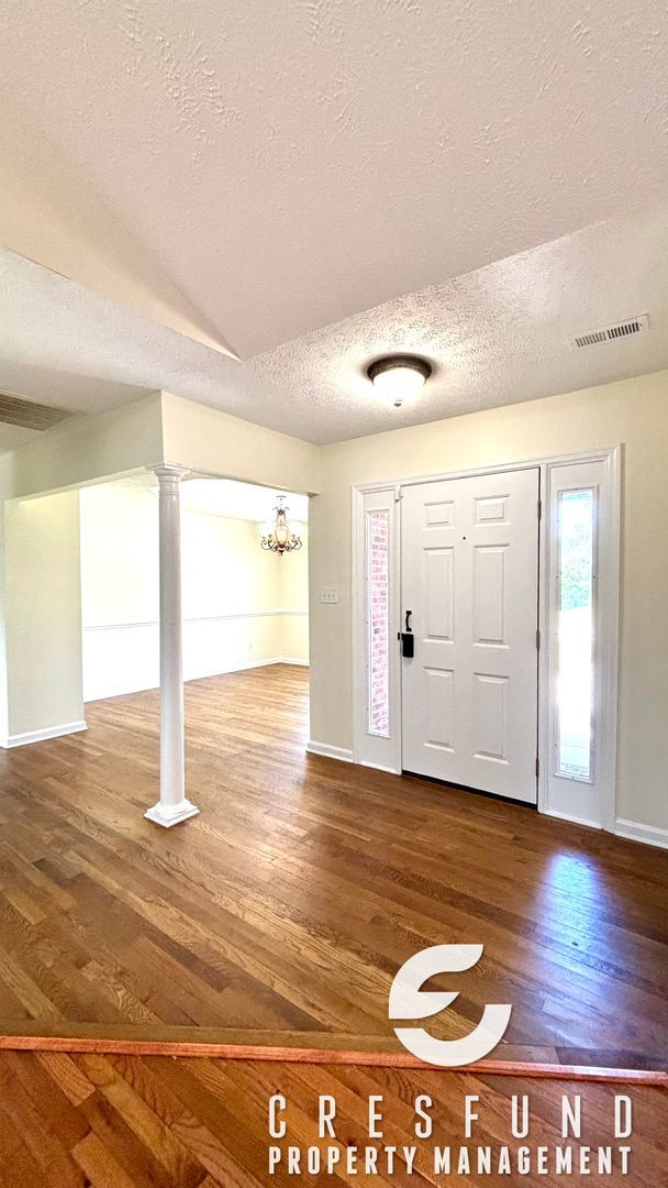 Building Photo - OVER 2000 SQ. FEET - Minutes Away from JAC...