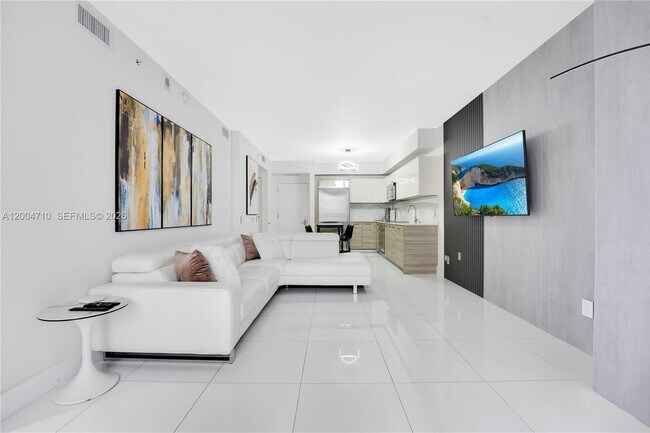 Building Photo - 1300 Brickell Bay Dr