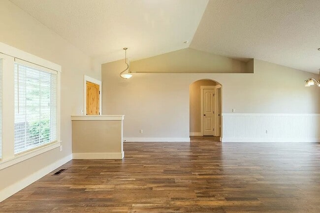 Building Photo - Beautiful 3 bed 2 bath Meridian home in th...