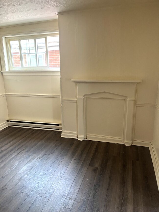 Building Photo - Second-Floor 2 Bedroom / 1 Bathroom Apartm...
