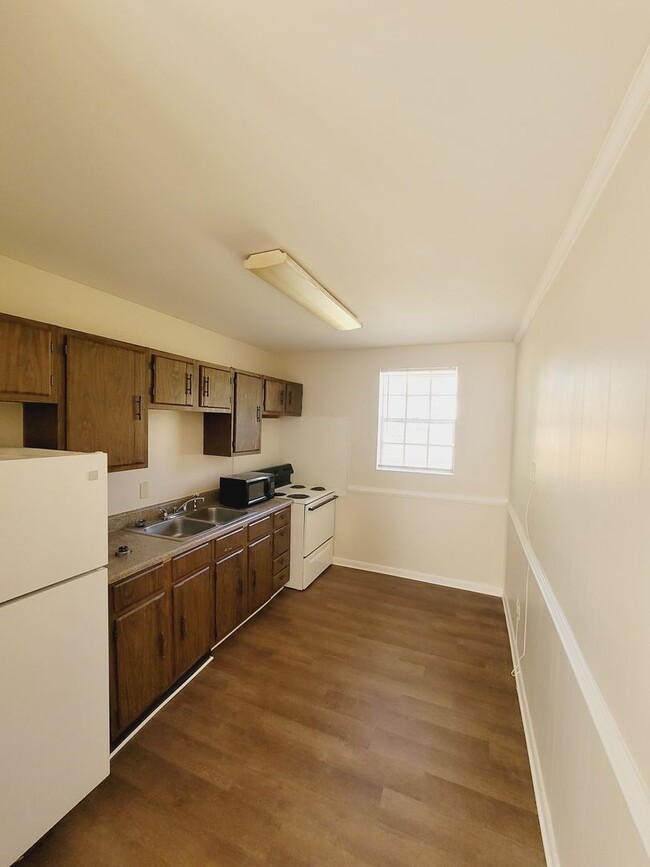 Building Photo - Lovely Two Bedroom - One Bathroom Brick Du...