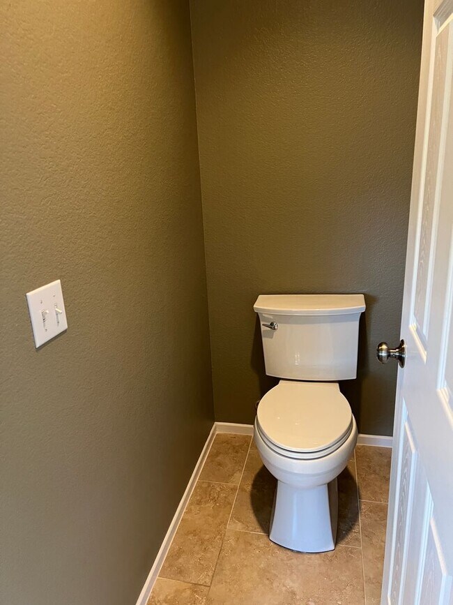 Building Photo - Elegant 3-Bedroom Home in Gated Vista Comm...