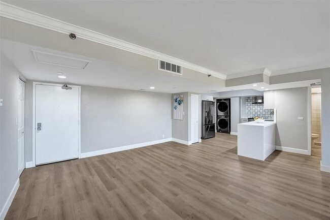 Building Photo - 3200 Port Royale Dr N