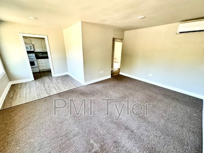 Building Photo - 1816 W Oakwood St