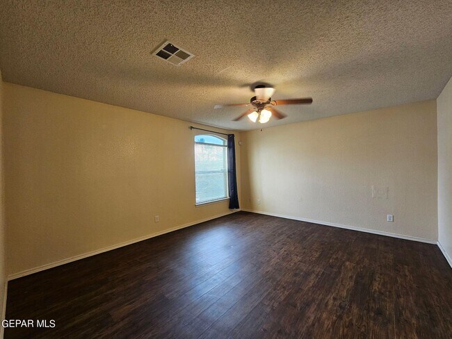 Building Photo - 10909 Northview Dr