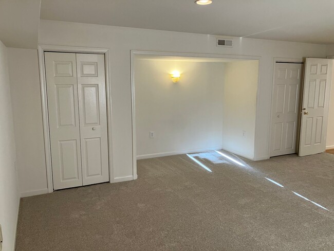 Building Photo - 2 Bedroom/1 Bathroom Basement Unit for Ren...