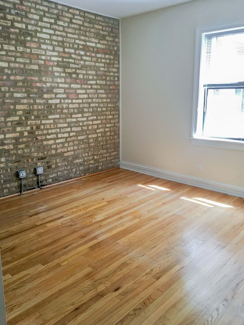 Building Photo - 624 W Roscoe St