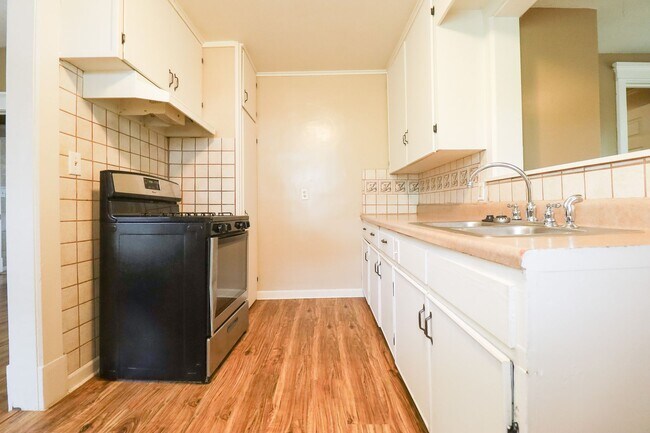 Building Photo - 3 Bed 1 Bath in beautiful location!