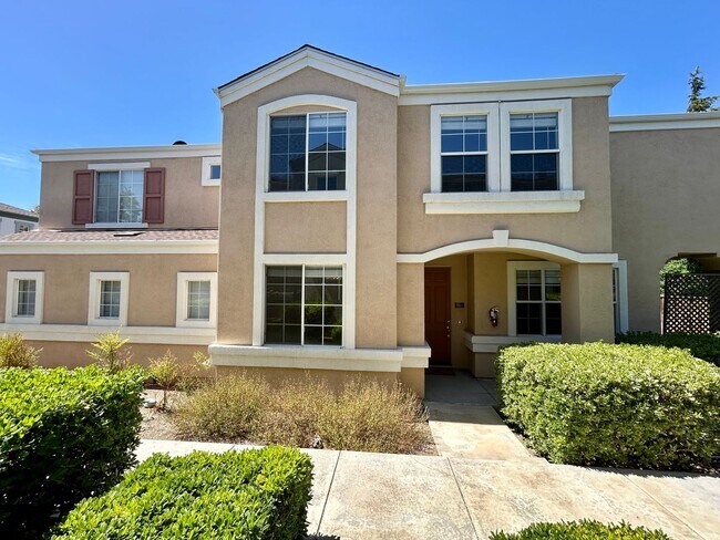 Primary Photo - Remodeled and Comfortable Townhome