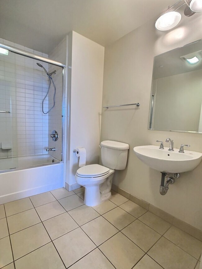 Building Photo - Gorgeous 2 Bedroom/2 Bathroom Condo for Rent at The 88 on the 17th Floor