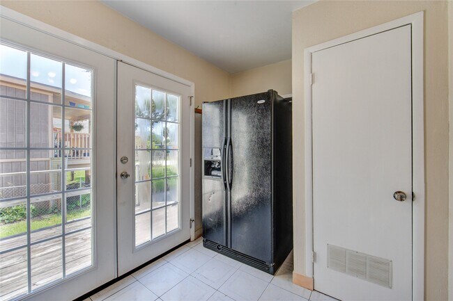 Building Photo - 1619 Ursuline St