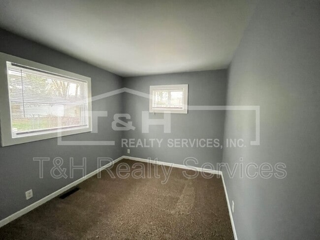 Building Photo - 1330 W Tate St