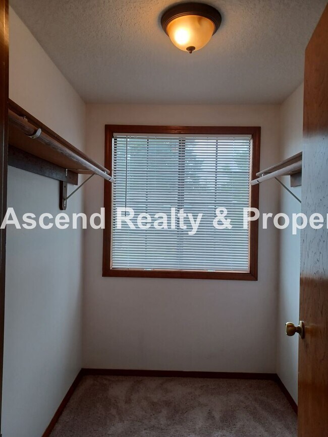 Building Photo - Ready Immediately Summer Lake 3 Bed on Corner Lot, Fenced Yard, Primary Bed on Main Level 1 Small...