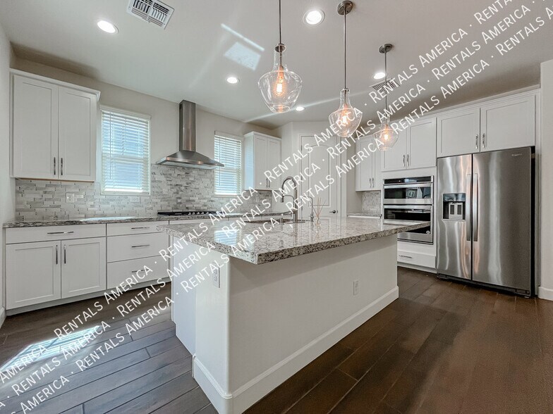 Building Photo - 657 W Browning Pl