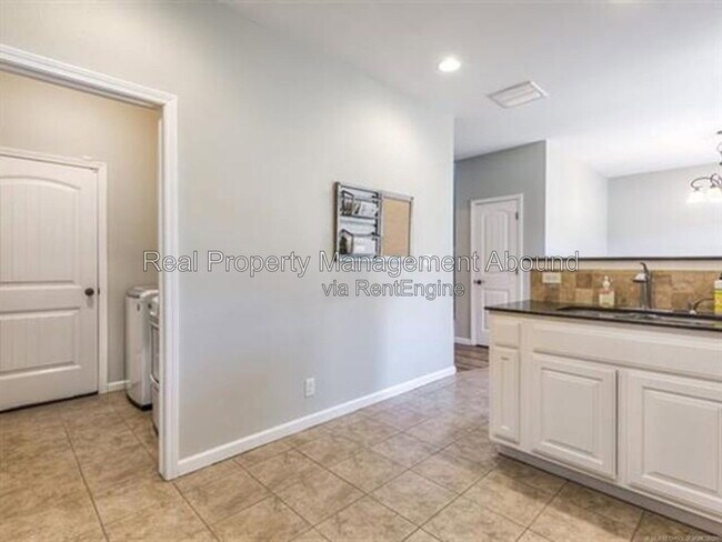 Building Photo - 14837 S Toledo Pl