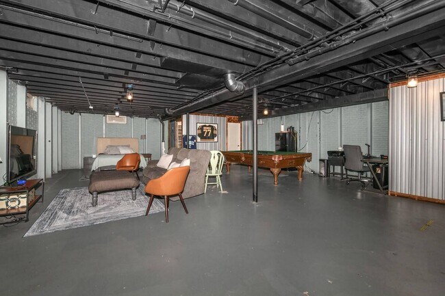 Building Photo - 13060 W Brentwood Dr