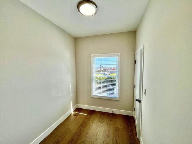 Building Photo - SPECTACULAR, TOP FLOOR 2 BED/1 BATH FULLY RENOVATED!!!