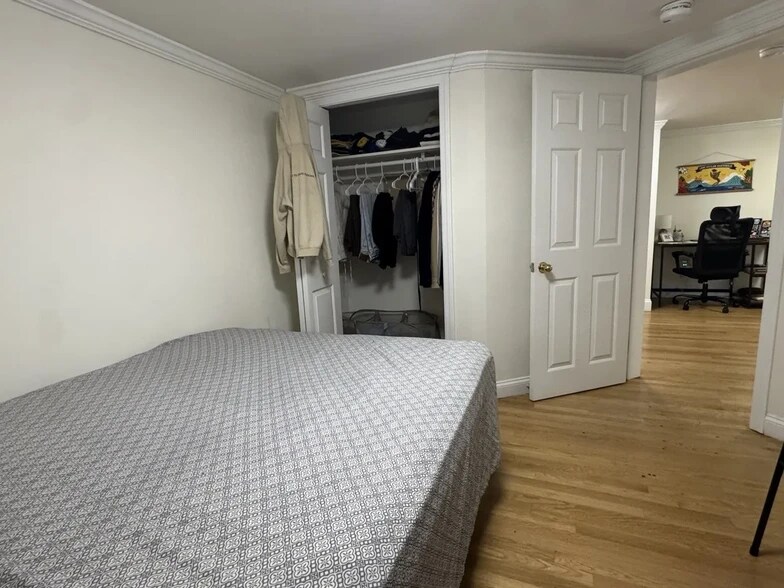 Building Photo - 17 Fairbanks St