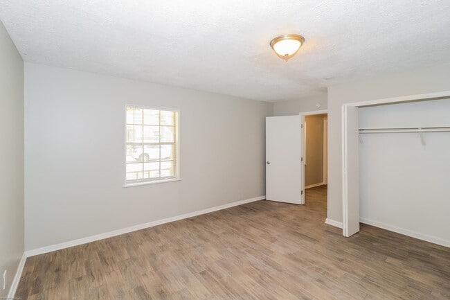 Building Photo - 5380 Albemarle Dr