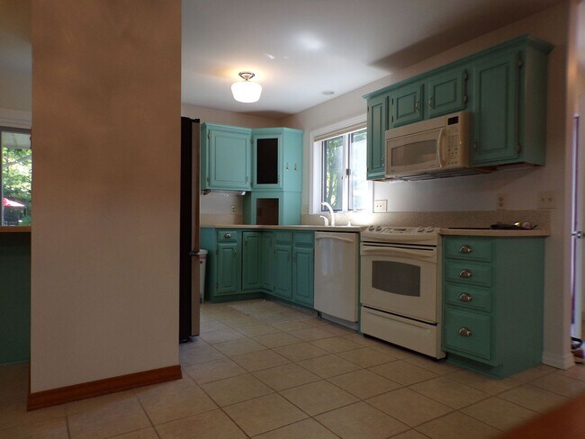 Building Photo - Move-In Ready Home Across from Ski Hill