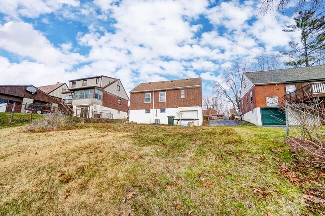 Building Photo - 2 Bedroom, 1 Bathroom with Large Backyard!