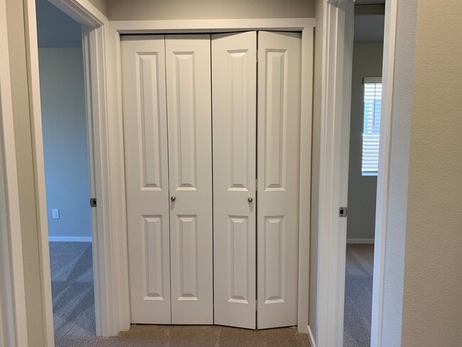 Building Photo - Beautiful 4 Bedroom 2.5 Bath Home Located In A Beautiful Master Planned Community in Camas! Top R...