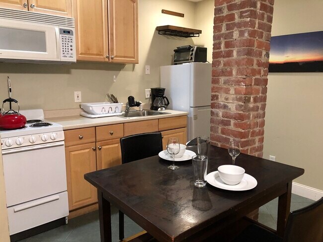 Building Photo - 318 Tappan St