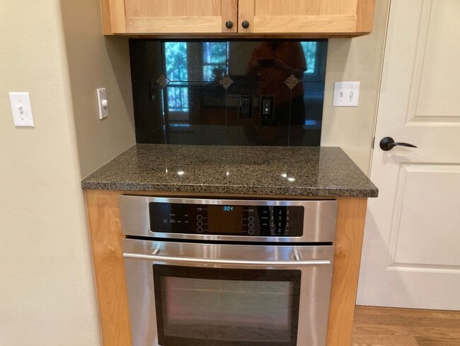 Building Photo - Custom home in the sought-after Edgemont H...