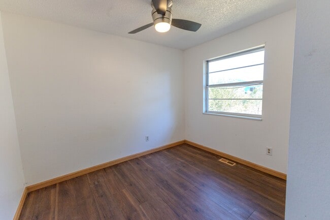 Building Photo - 7210 Millbrook Ct