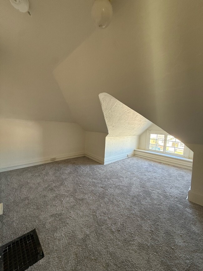 Building Photo - 215 W 5th St