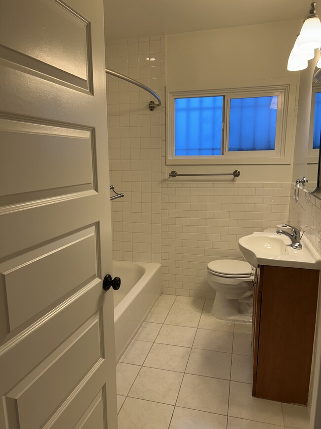 Bathroom with tub/shower - 2131 N Gower St