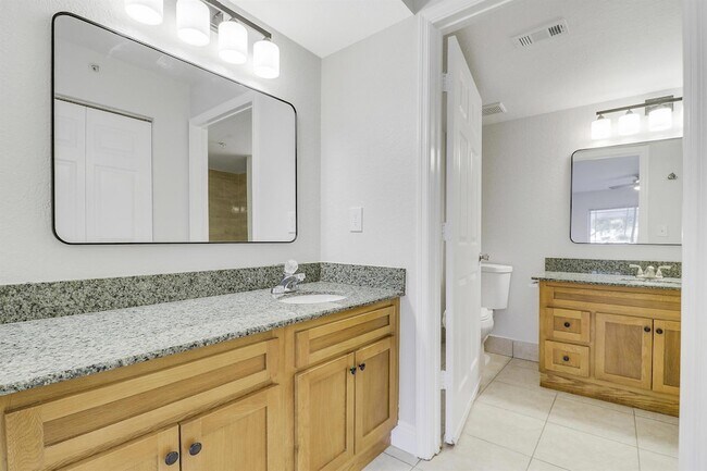 Building Photo - 171 SW Palm Dr