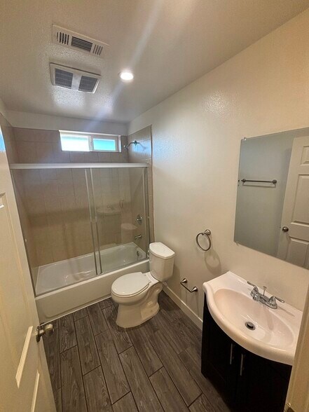 Building Photo - 407 E 70th St